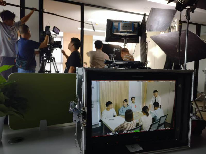 浦江县TVC拍摄公司：科技产品视觉化大师，诠释未来感与功能美学